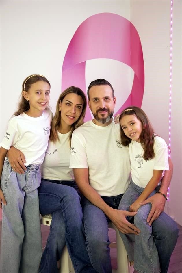 Cristina Gutiérrez de Montemayor y Ramiro Montemayor, con sus hijas Samantha y Michelle Montemayor