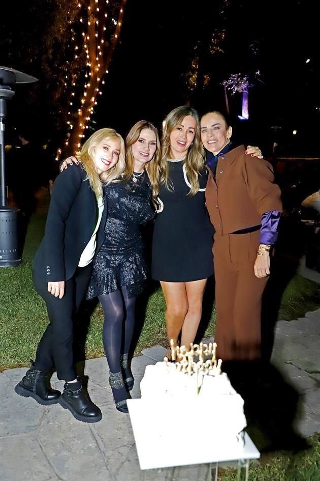 Lorena Gutiérrez, la festejada, Susana Almaguer e Itziar Iribarren