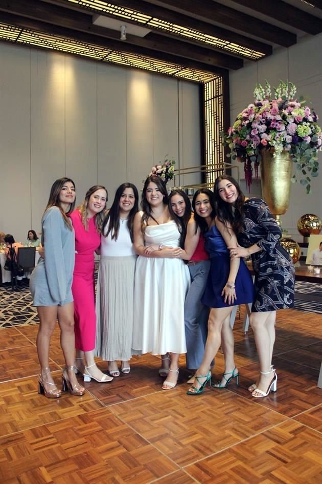 Adriana Sosa, Karla González, Cecilia Guárdales, La Novia, Priscila Rosique, Eva Ramírez y Anilú García