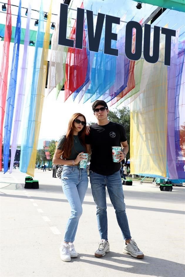 Vania Betancourt y Mario Macías 