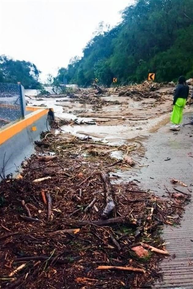 La Autopista del Sol, a la altura del kilómetro 360, entre Chilpancingo y Acapulco. 'Otis' ocasionó deslaves sobre la vía.