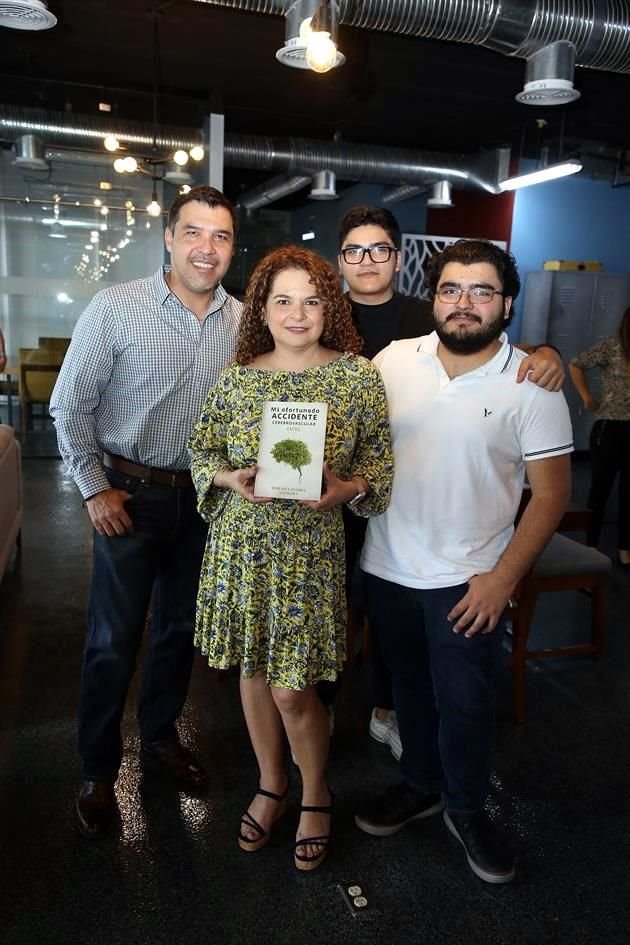 Ricardo Estrella Wong, Berenice Flores Aguilera, José Andrés Estrella Flores y Juan Pablo Estrella Flores