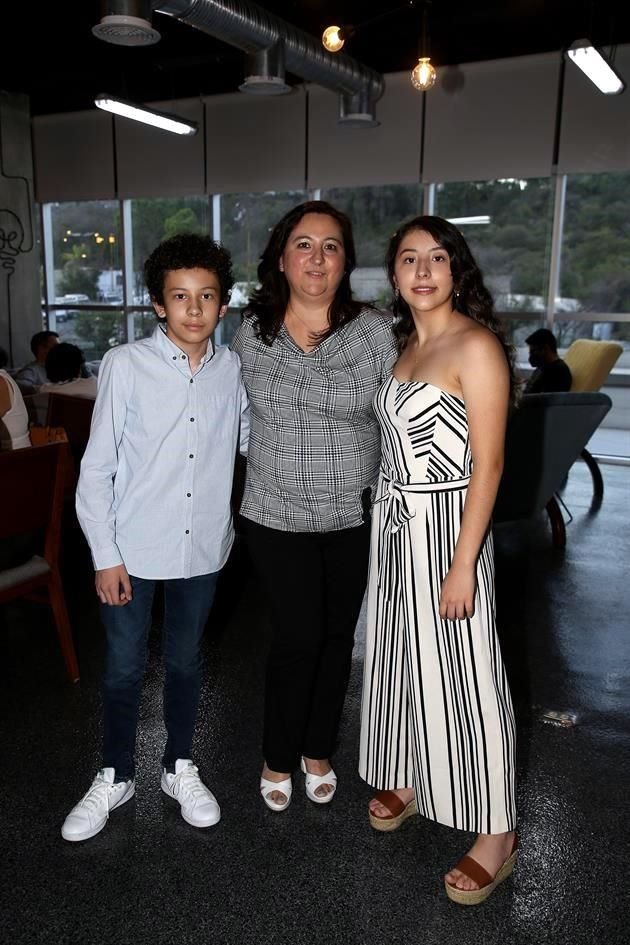 Erick Gabriel Burgos Flores, Verónica Flores Aguilera y Natalia Burgos Flores