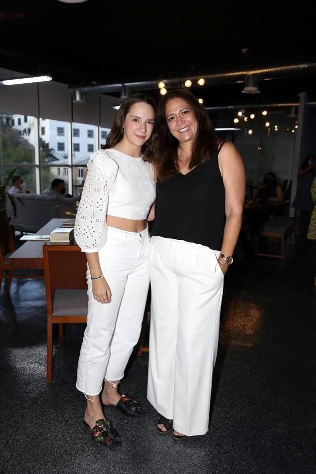 María Renee Salas Torres y Elisa Torres de Salas