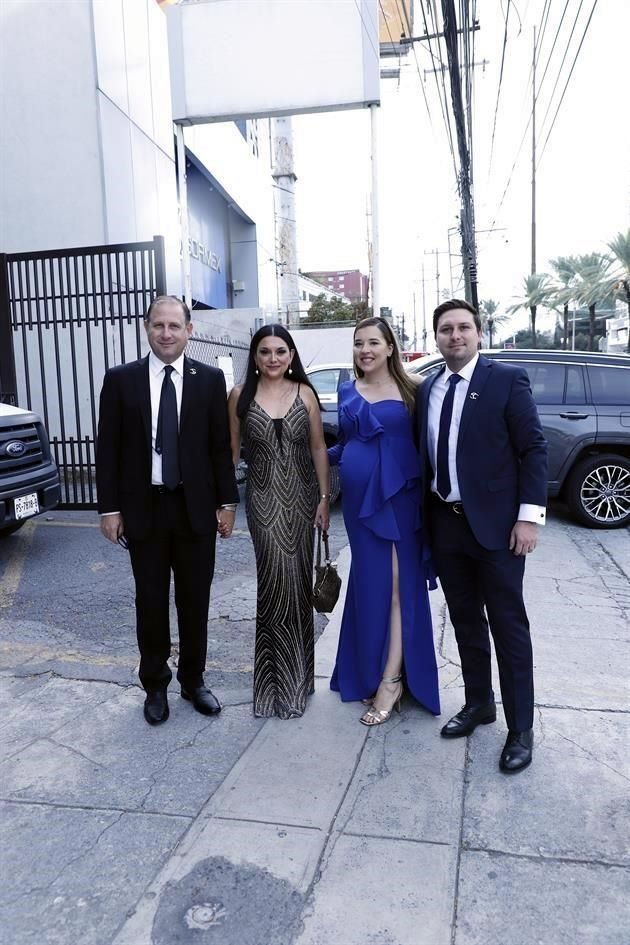 Miguel Pro, Gabriela de Pro, Diana Martínez y Miguel Pro