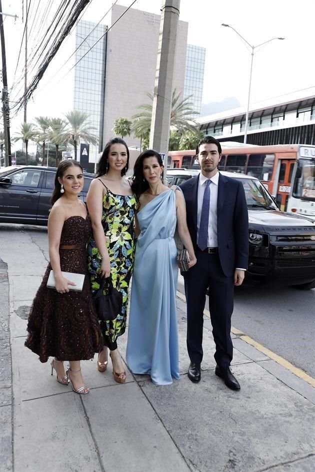 Ana Durán, Roberta Maldonado, Gina Sistos de Maldonado y Bosco Maldonado