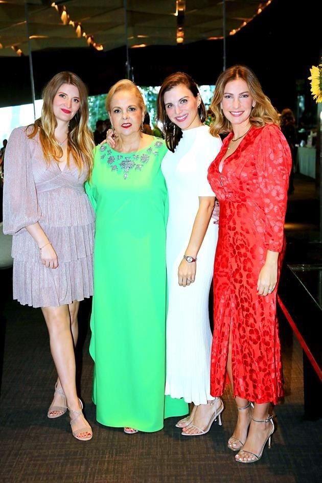 CON SUS NUERAS. Catalina Salazar, Cristy Zorrilla y Andrea Livas