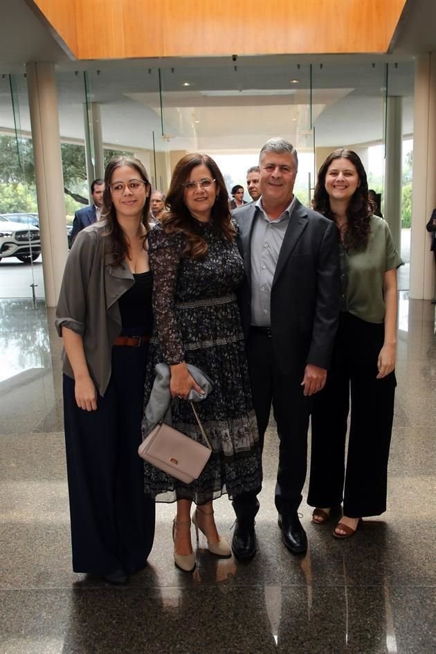 Daniela Garza, Carolina Garza de Garza, Eugenio Garza Garza y Ana Sofía Garza