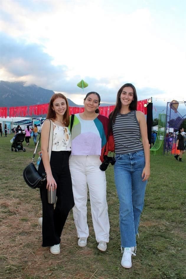 Nadia Batarse, Rgina Pérez y Andrea Quintanilla