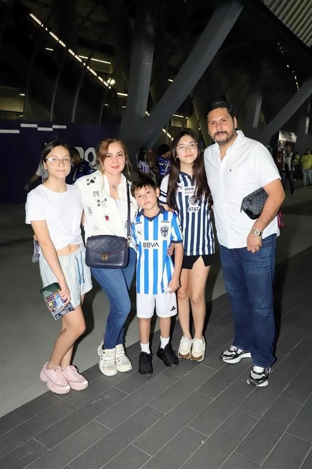 Marcela Garza Valdez, Mariana Valdez de Garza, Adrián Garza Valdez, Mariana Garza Valdez y Adrián Garza