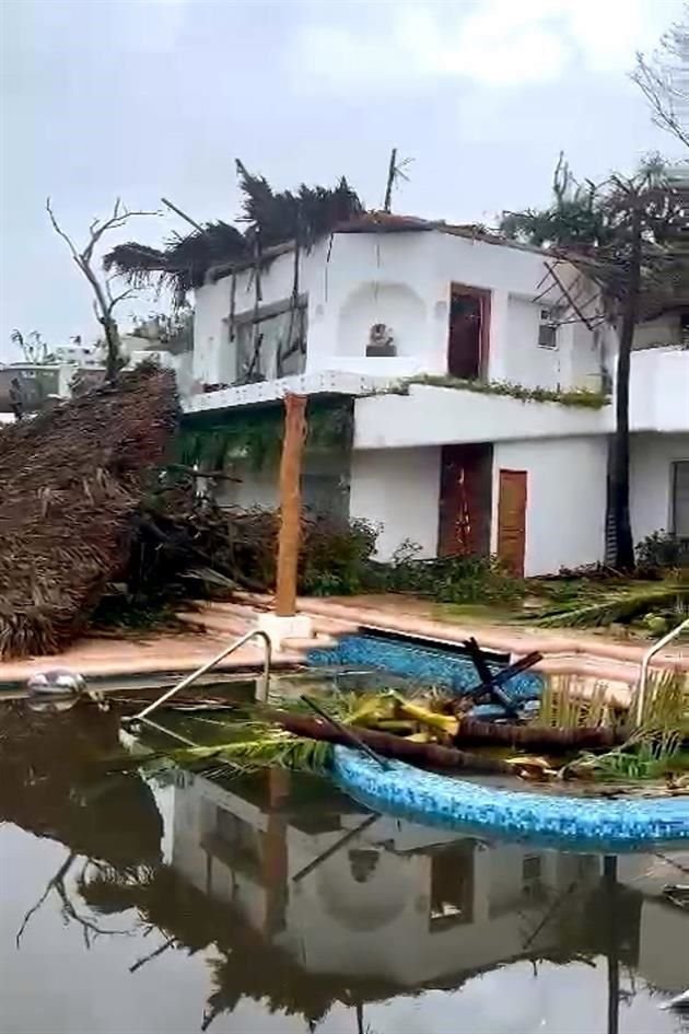 La fuerza del huracán destruyeó gran parte de la residencia 'Villa Amore'.