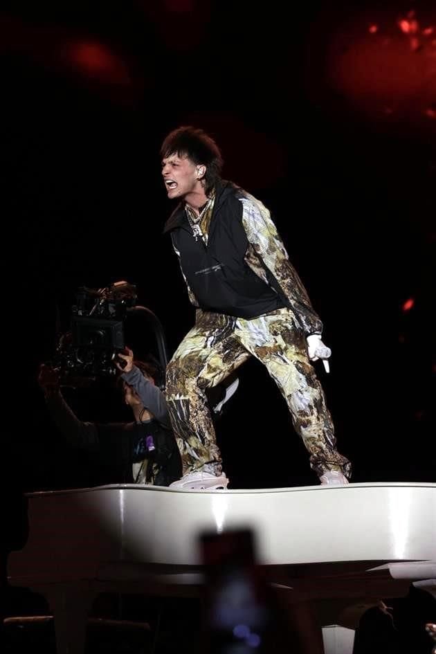 Peso Pluma emocionó a miles de fans que abarrotan su concierto en el estadio de los Sultanes.