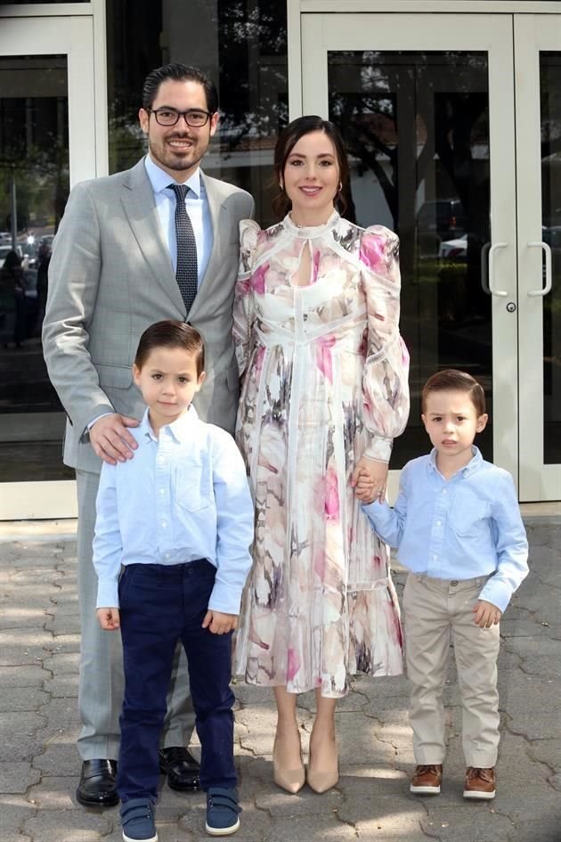 David de la Peña y Olga Villalón de De la Peña con sus hijos David y Pablo de la Peña