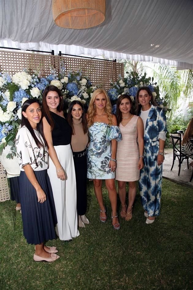 Arleth Nájera, Sara Castillo, Camila Hernández, Miriam Meade de Quintanilla, Karla Treviño y Carolina Ortega