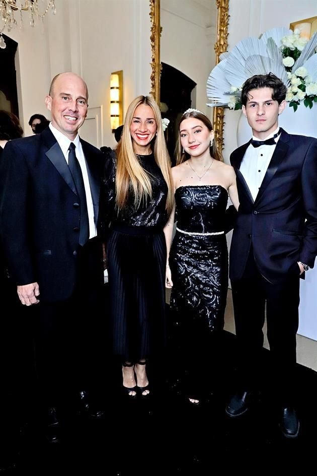 Fernando Morales, Paty Mejía de Morales, Paty Morales y Enrico Giberti