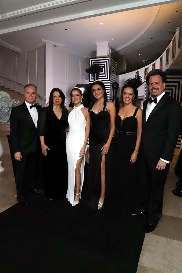 Luis Iturralde, Piny Zambrano de Iturralde, Ivana Valles, Miranda Valles, Fabiola de Valles y Rodrigo Valles