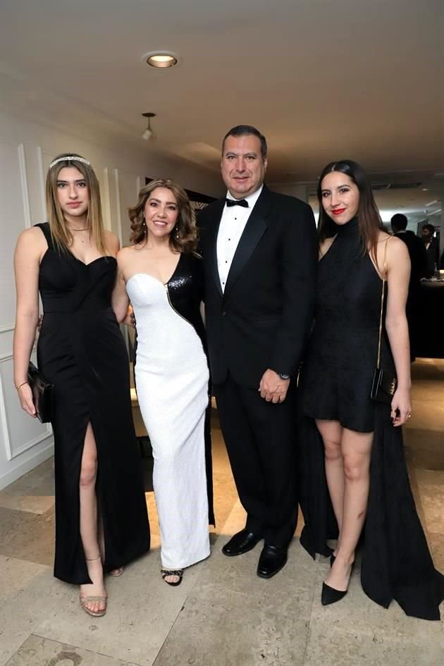 Karen González Luna, Brenda Luna de González, Rafael González y Dafne González Luna