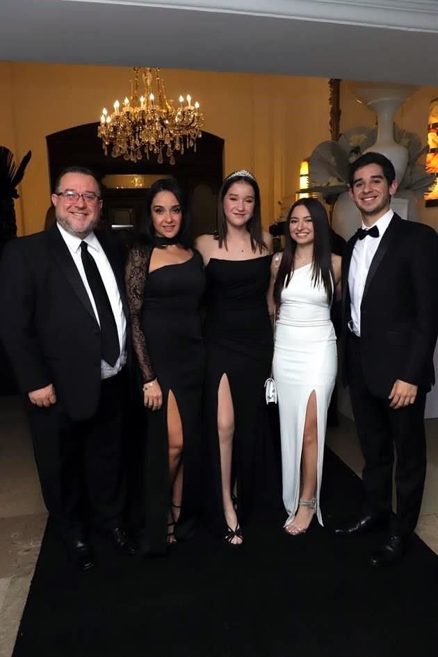 Salvador Garza, Sara Treviño, Sara Garza, Alexandra López y Salvador Garza