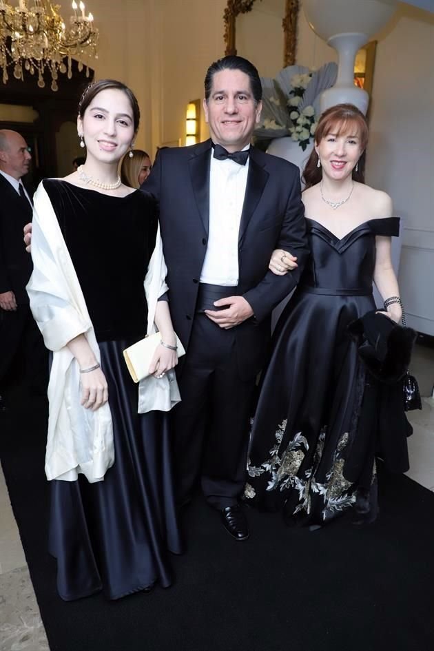Raquel Martínez, Robeto Martínez y Martha Idalia de Martínez