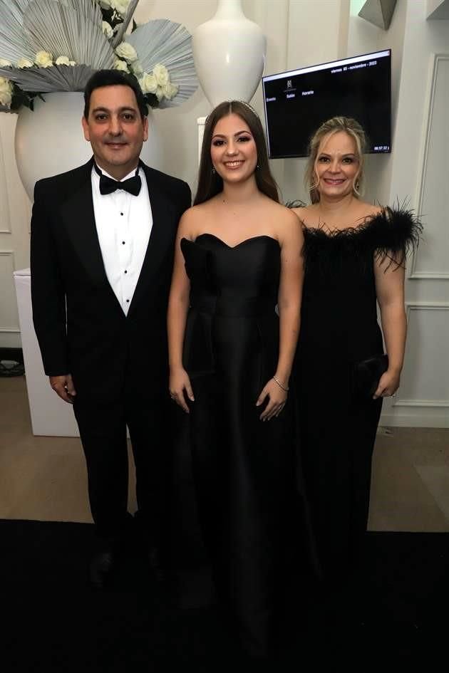 Eduardo Villarreal, Isabella Villarreal y Karla Benavides de Villarreal