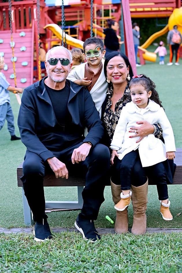 CON LOS ABUELITOS PATERNOS. Guillermo Pérez Salinas, Federico Pérez Salinas, Mireya Montemayor de Pérez Salinas y Mina Pérez Salinas