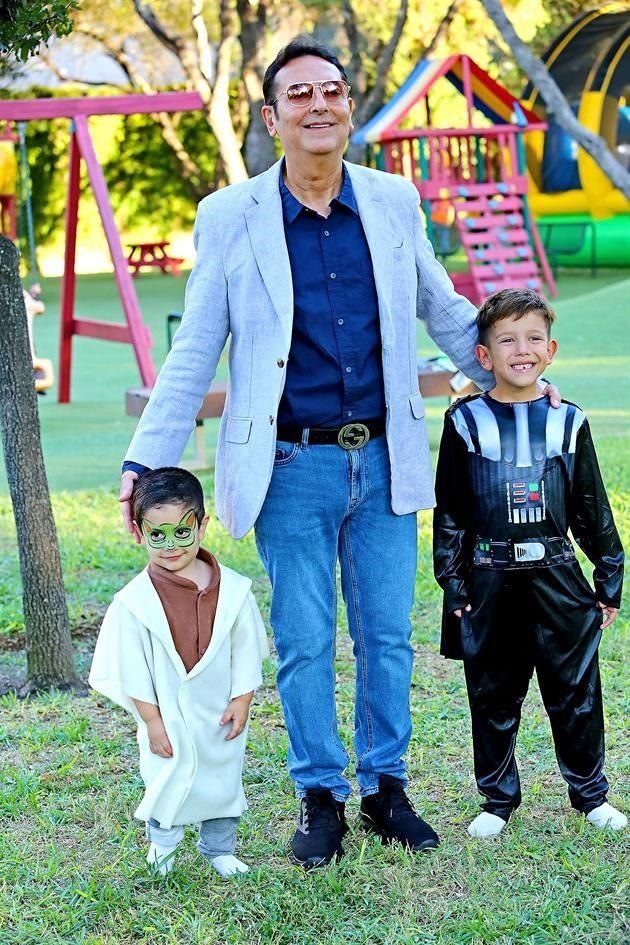 CON EL ABUELITO MATERNO. Federico Pérez Salinas, Alberto Villarreal y Sebastián Pérez Salinas