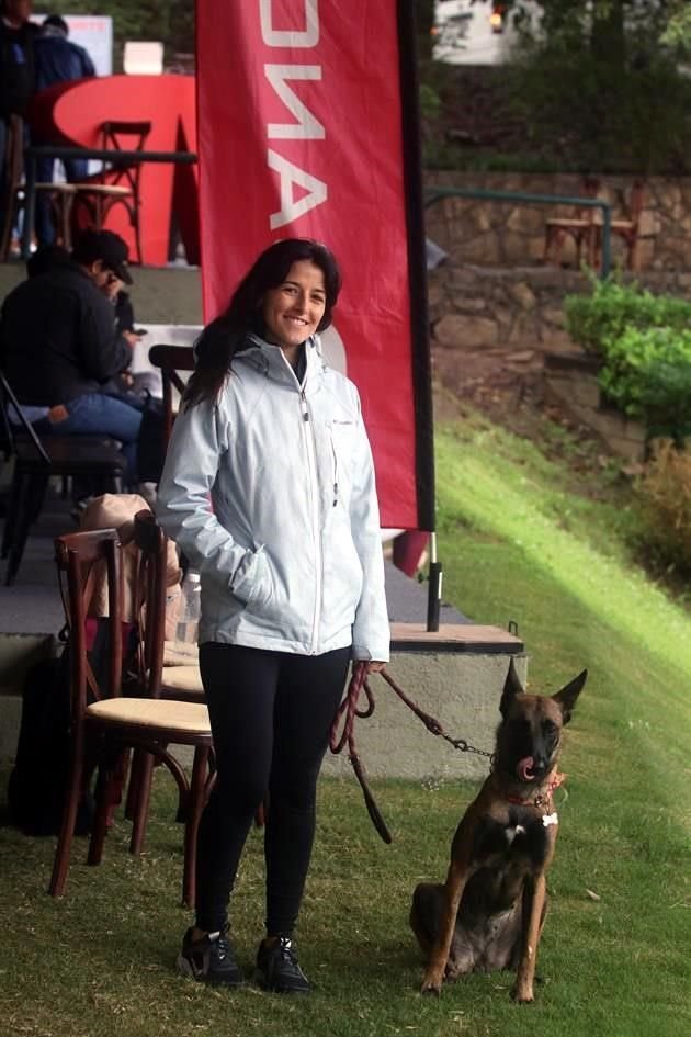 Melina Azzcaro con Nala