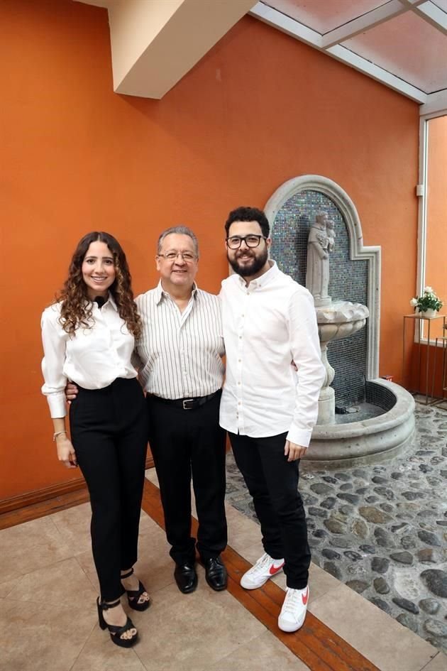 Maricela Pérez, José Ángel Pérez González y Ángel Pérez