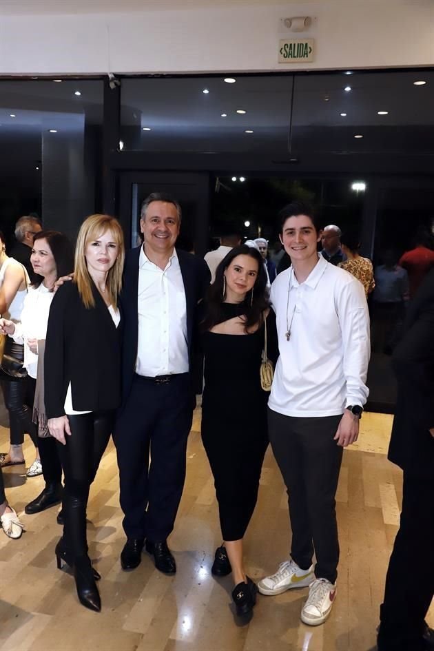 Sonia Pérez de Abramo, Miguel Ángel Abramo, Ana Paula Abramo y Patricio Familiar