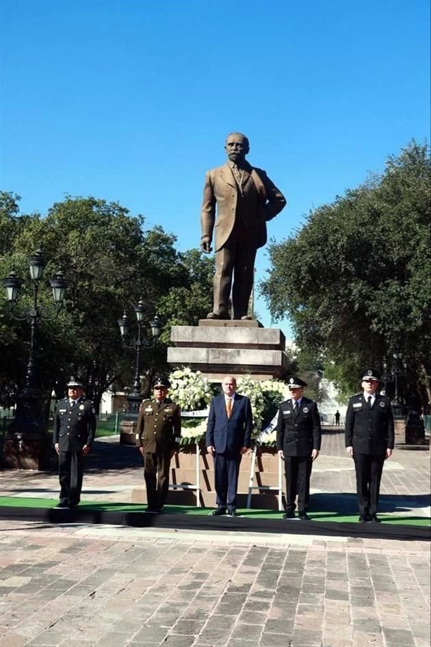 Tras 'rendir honores' en el monumento de Francisco I. Madero, Navarro dio un mensaje para arrancar el desfile donde señaló el actual gobierno como imparable.