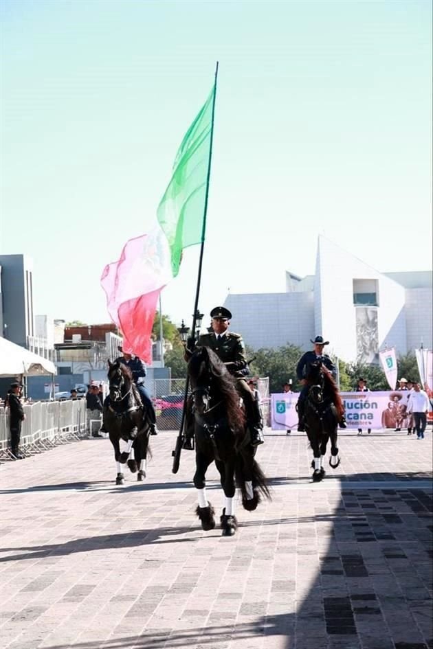 Abanderados de la Policía montada.