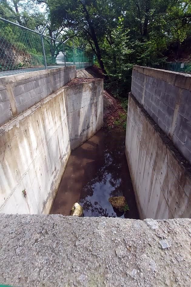 El arroyo La Leona atraviesa el terreno donde se construye el fraccionamiento, en El Huajuquito.