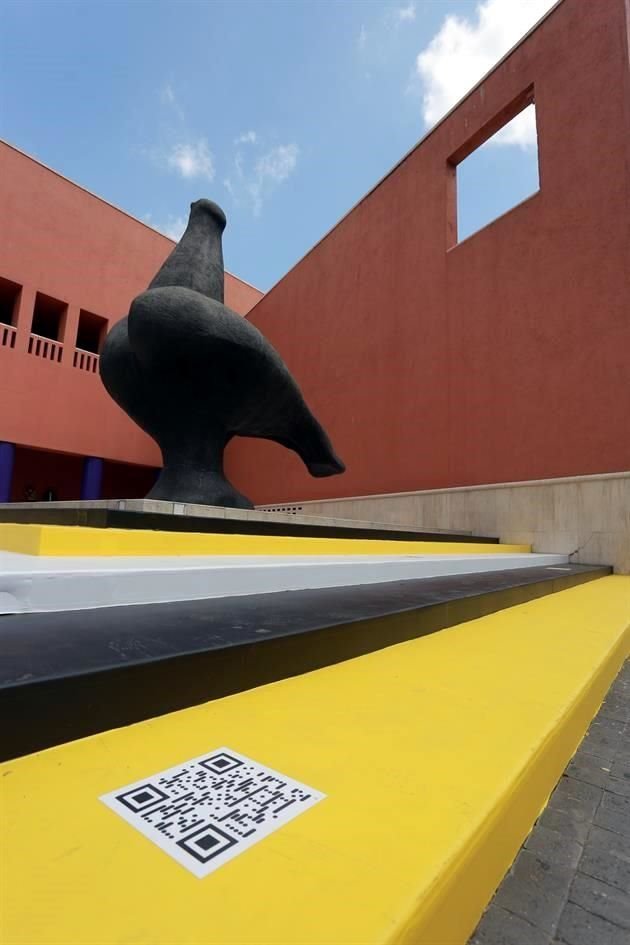 El proyecto 'Lo que se desborda' fue ubicado en las escaleras que conectan la banqueta con la entrada del Museo Marco.