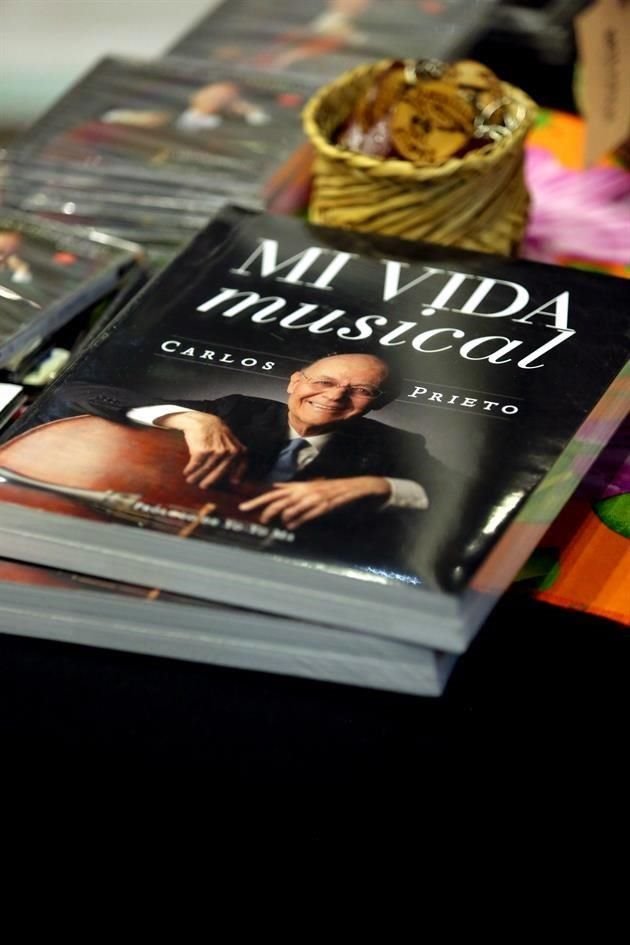 El reconocido chelista presenta en la Facultad Libre de Derecho, 'Mi Vida Musical', un libro en el que comparte momentos de su vida.