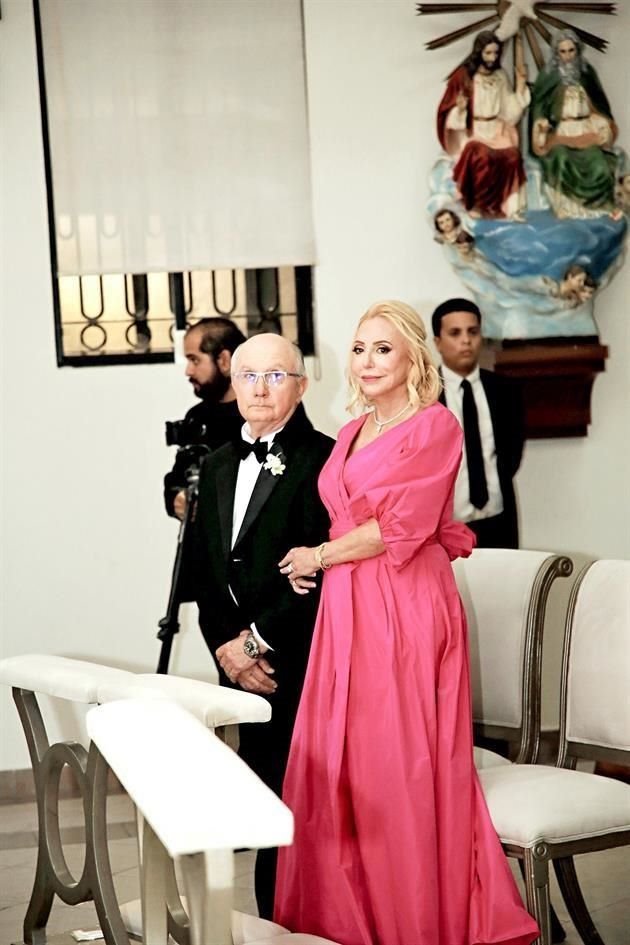PAPÁS DEL NOVIO. José Gerardo Elizondo González y Sulamit Villarreal de Elizondo