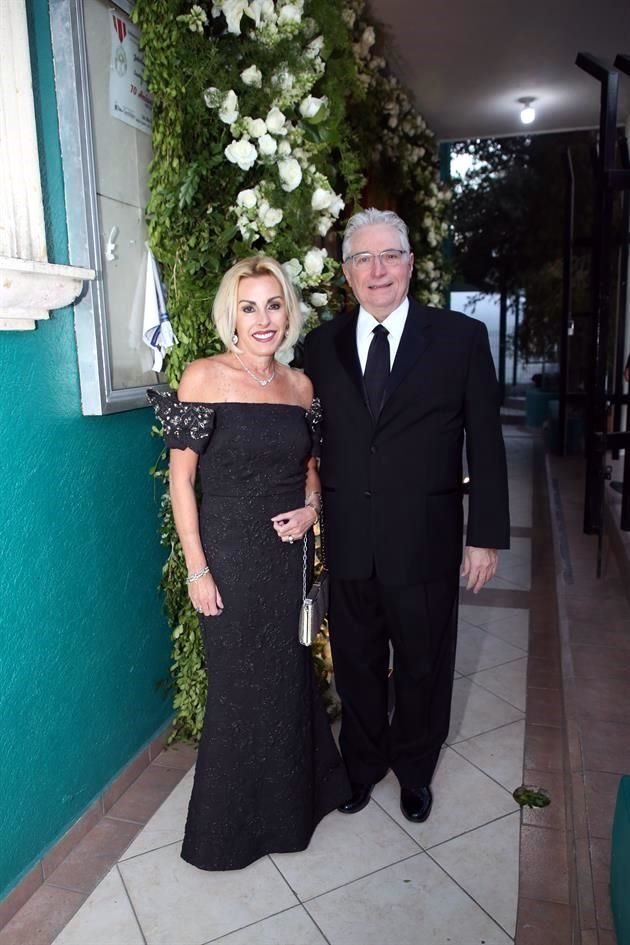 Cristina Jiménez de De la Garza y Patricio de la Garza