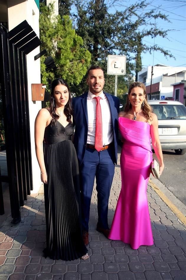 Regina Olivares, Alejandro Olivares y Patricia Alvarado