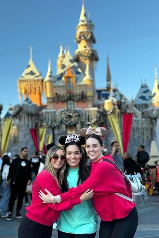 Ana Fer González, Pamela Espinoza y Janette Méndez en Disney California Adventure Park