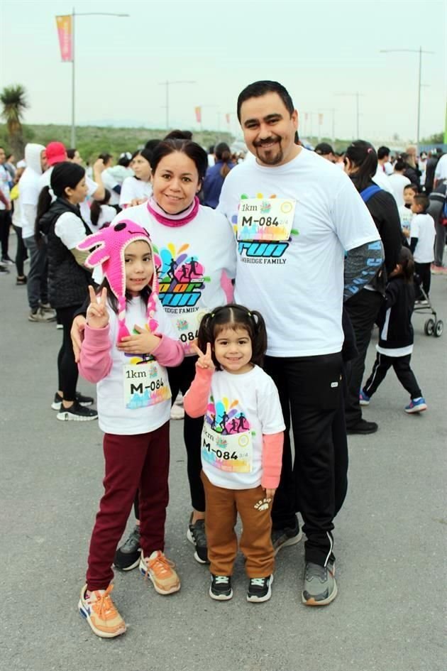 Ely Torres y René Torres junto a Valentina y Emilia Torres