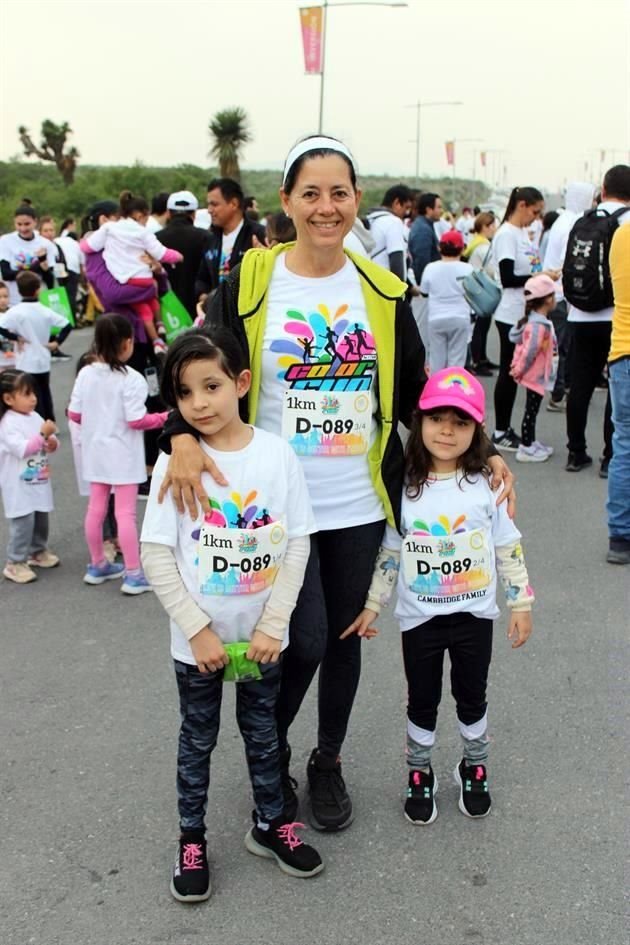 Rosalinda Villarreal junto a Lana Villarreal y Melina Villarreal