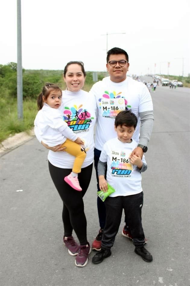 Ángeles Quintanilla y Ricardo Banda con Juanri y Eugenia Banda