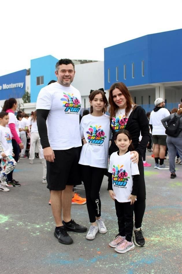 Alberto Sandoval y Laura Hernández junto a Isabella y Sofía Sandoval