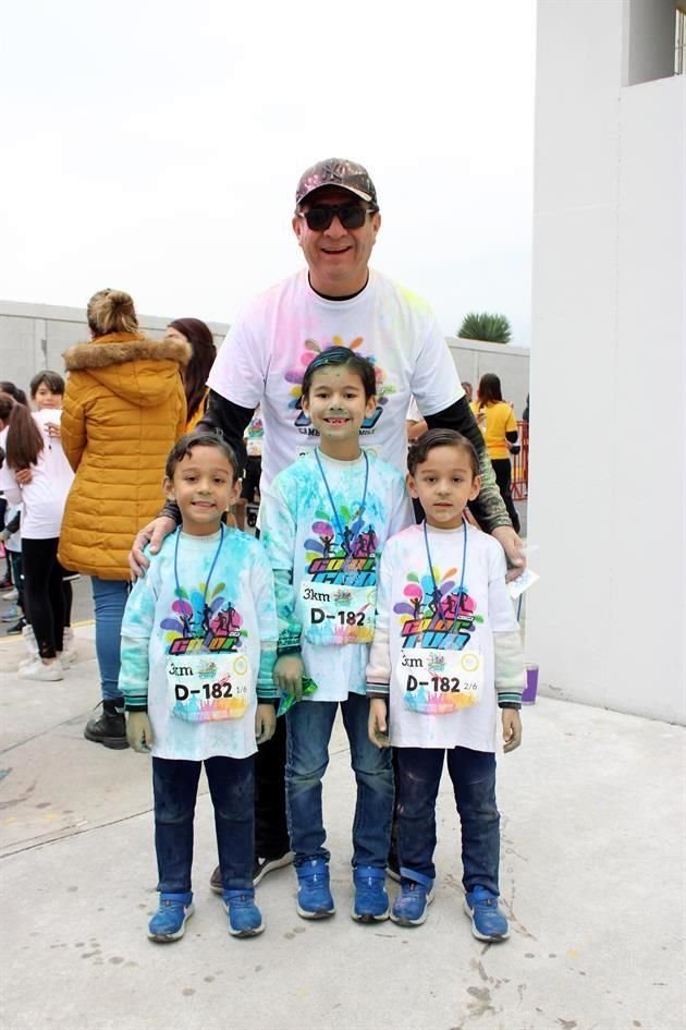 Carlos Aguilar junto a Mateo, Alejandro y Santiago Aguilar