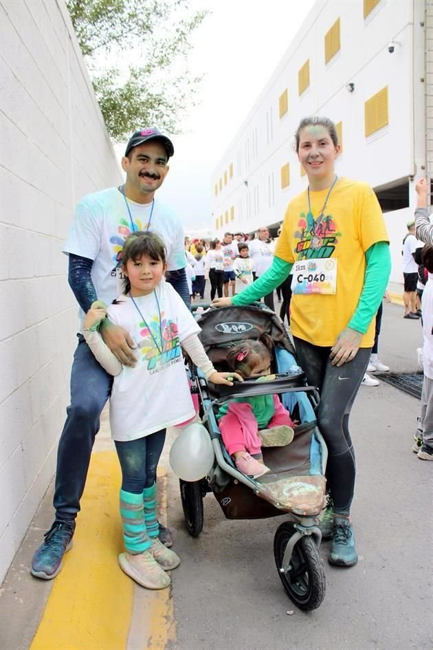 Manuel Torres y Laura López con Andrea y Alba Torres