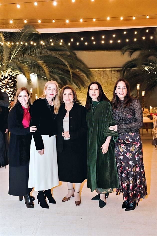 Magdalena de Herrera con sus hijas Lorenza, Bárbara, Magdalena y Karina