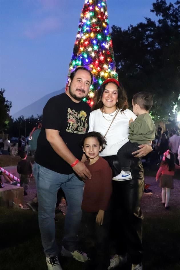 Fernando Salinas, Bastian Salinas, Daniela Ayala y Alec Salinas