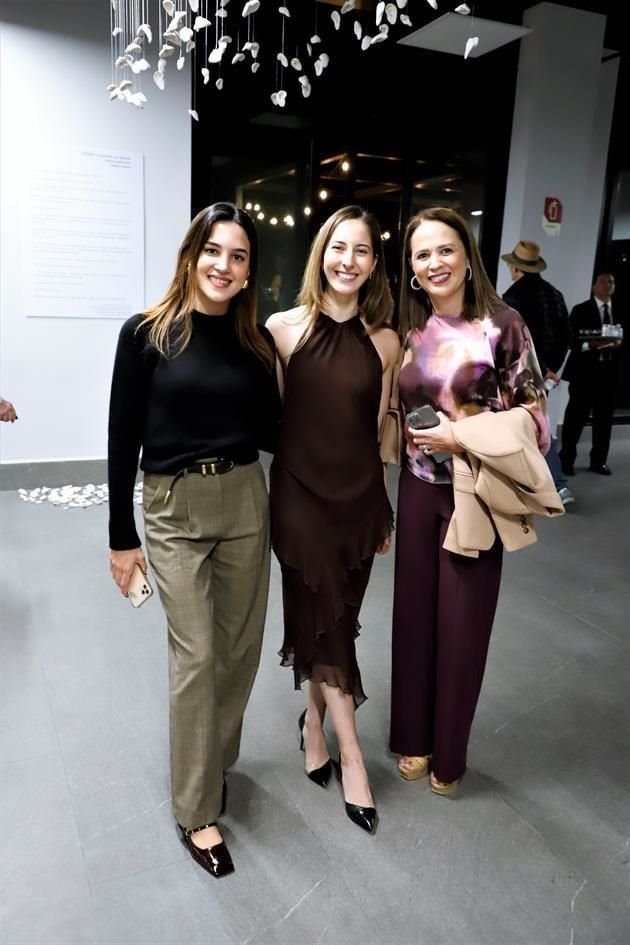 Rebeca Wolberg y Cecilia Franco con Patricia Zambrano Martínez