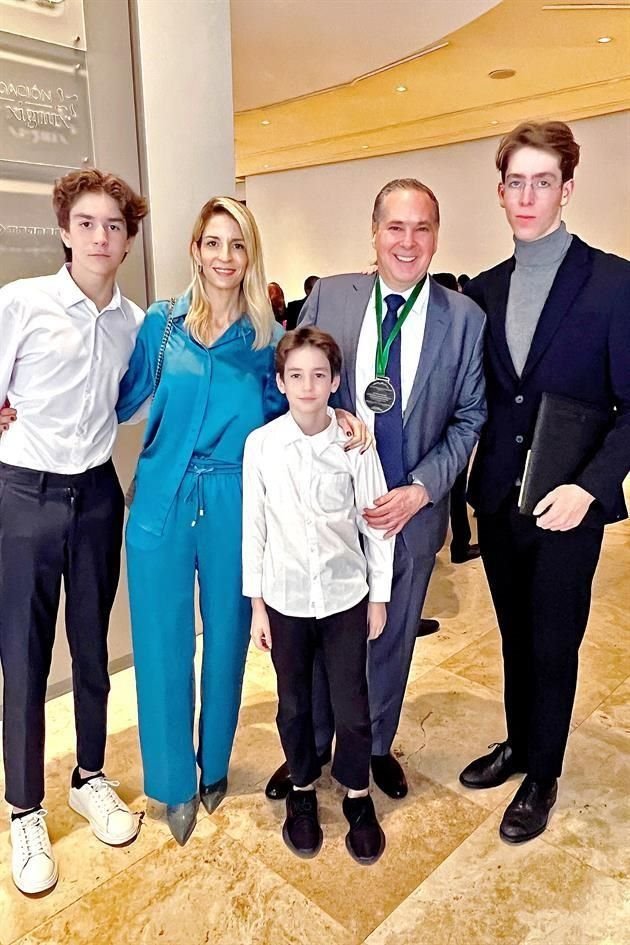 Gilberto Rodríguez y Bárbara Lobeira de Rodríguez, con sus hijos, Diego, Emiliano y Sebastián Rodríguez