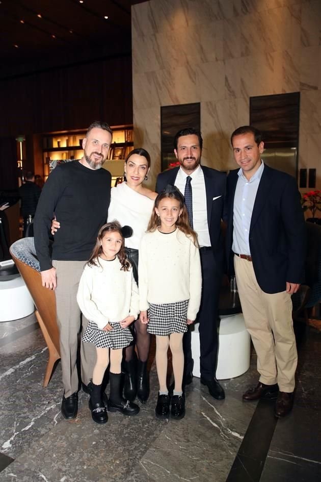 Ramiro Montemayor, Cristina Gutiérrez de Montemayor, Fermín Montemayor, Martín de Oliva, Samantha Montemayor y Michelle Montemayor