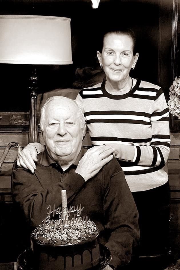 Celebrando su cumpleaños 81, el 7 de octubre de 2023, acompañado de su esposa Norma Garza de González.